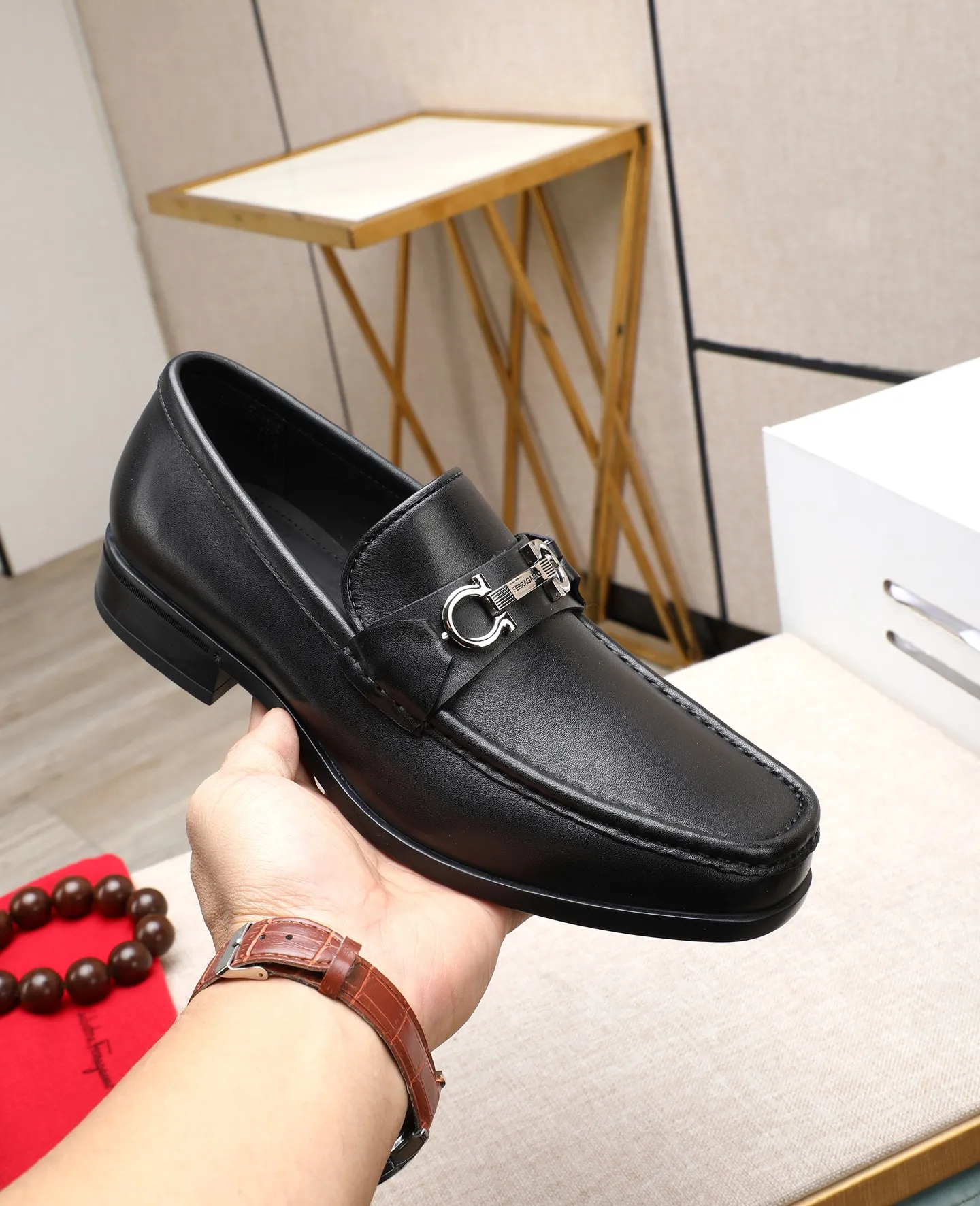 Men's clothing and shoes 💰700📛📛High-end goods! Salvatore Ferragamo is the world's top luxury footwear brand. It comes from Italy, the kingdom of fashion. It is famous all over the world for its traditional handmade design and novel styles... 🚶🏻🚶🏻 Top-quality suit shoes are sold simultaneously at the counter. This style is purely handmade. The fabric is imported Italian calfskin➕soft water-dyed cowhide lining. Specially available with original deep rubber outsole🌀🌀Size: 38➖44